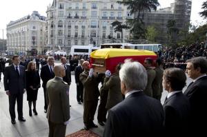 El presidente del Gobierno, Mariano Rajoy, recibe el féretro con los restos del expresidente Adolfo Suárez a su llegada al Congreso de los Diputados donde ha quedado instalada la capilla ardiente.